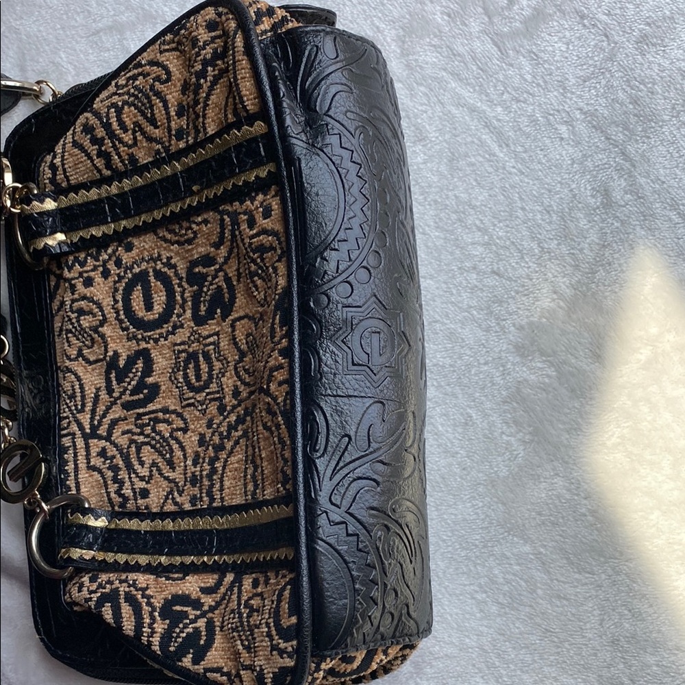 Vintage Black and Tan Shoulder Bag with Classic Elegance - Picture 7 of 7